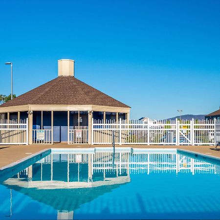 Отель Clarion Pointe Харрисонберг Экстерьер фото