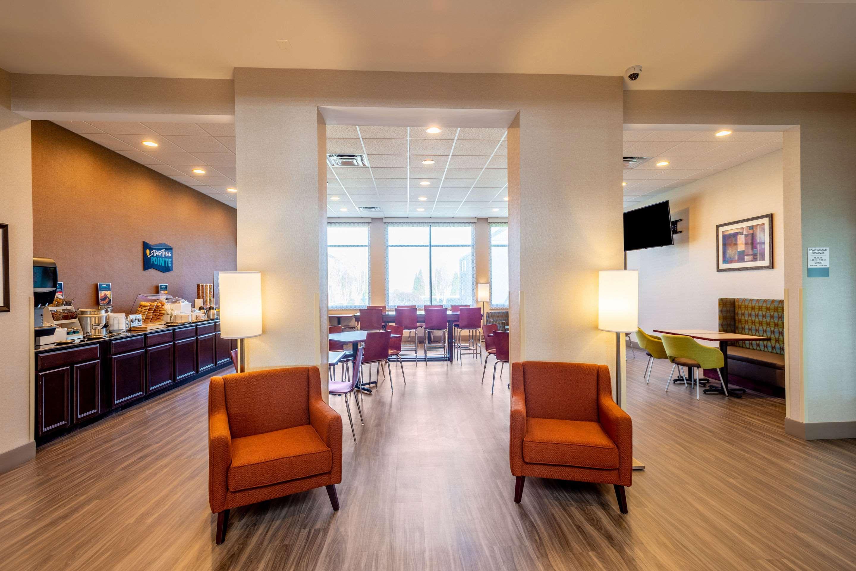 Отель Clarion Pointe Харрисонберг Экстерьер фото