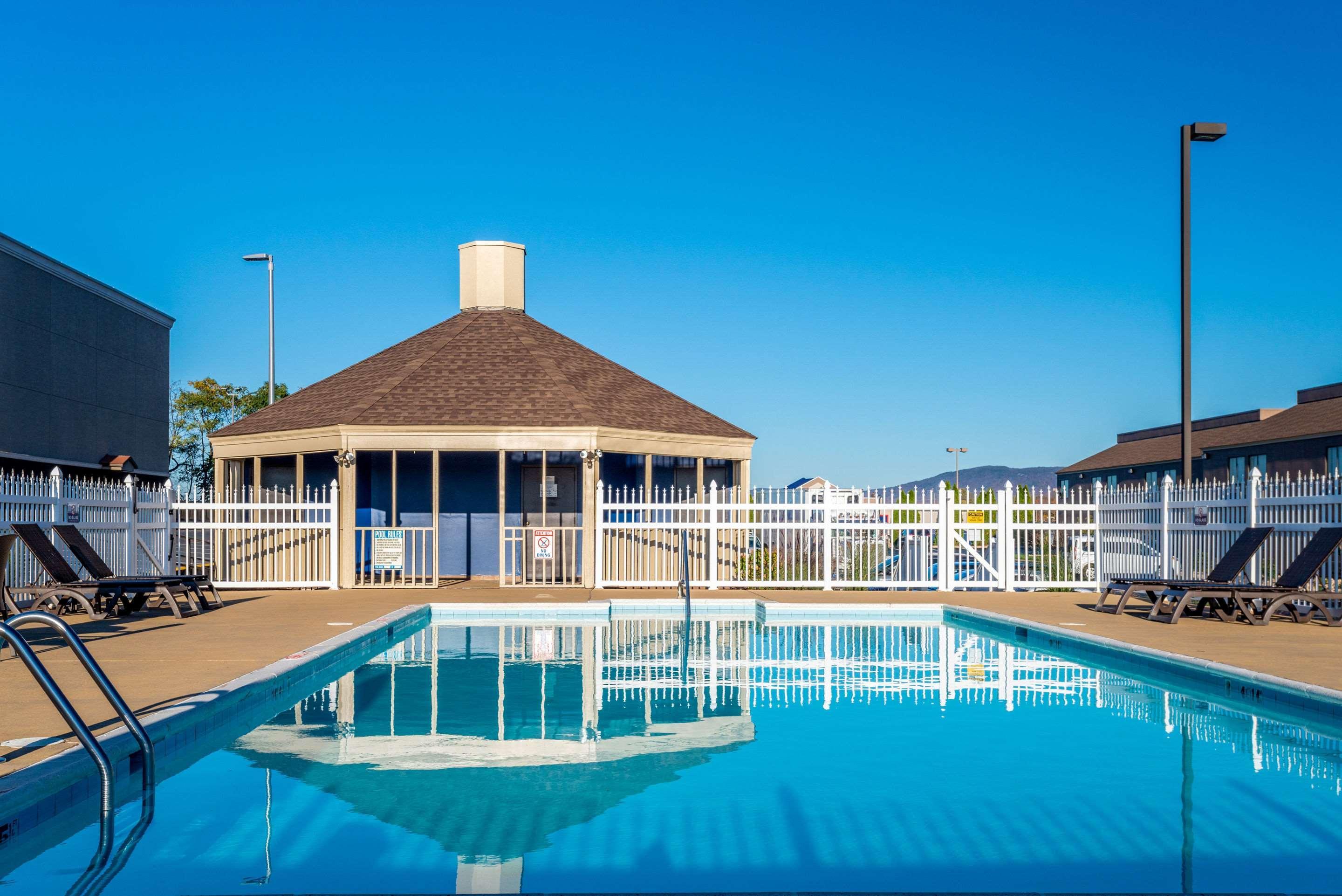 Отель Clarion Pointe Харрисонберг Экстерьер фото