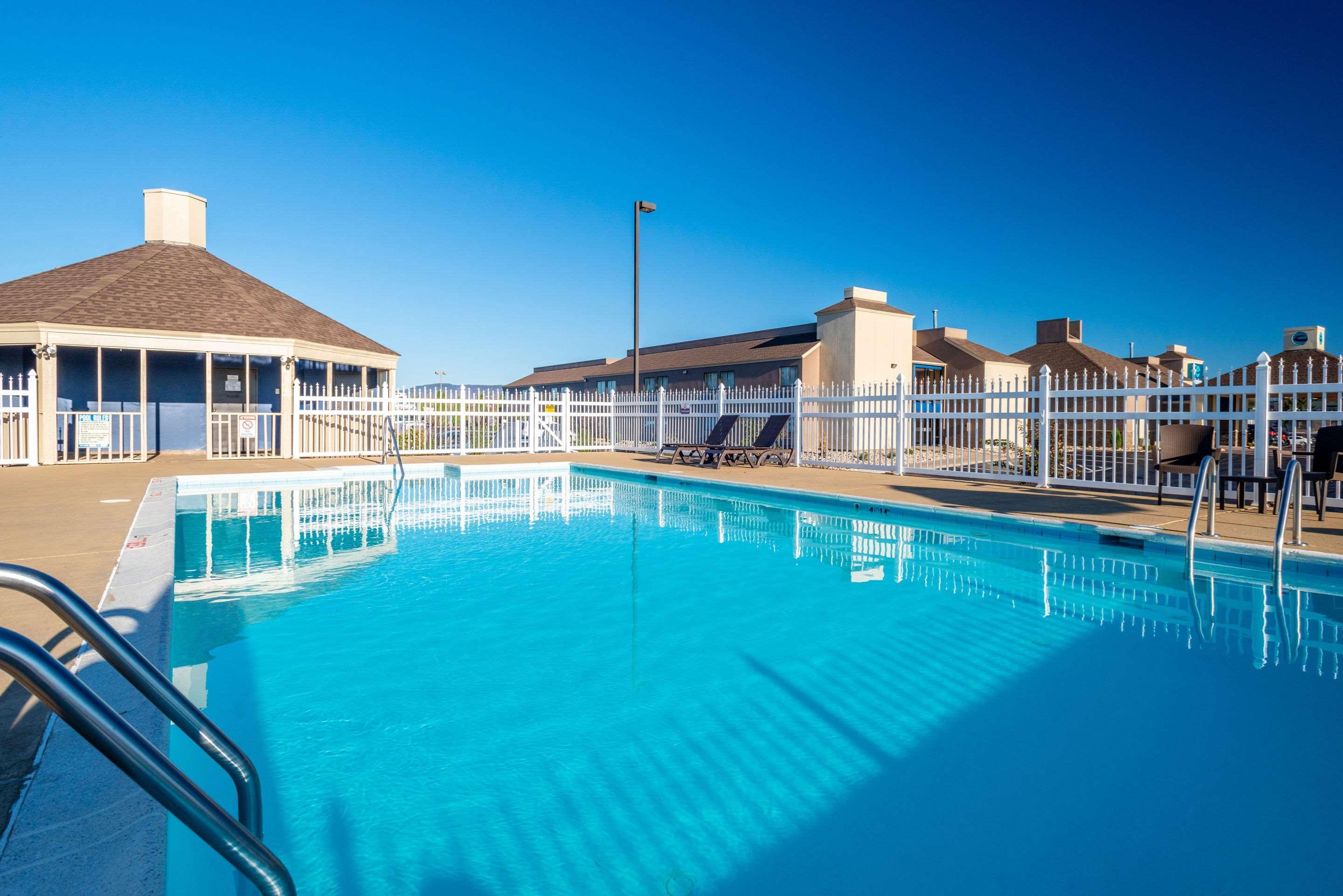Отель Clarion Pointe Харрисонберг Экстерьер фото
